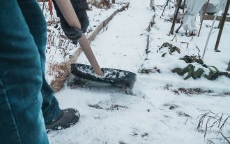 Лучшие лайфхаки для уборки снега возле дома: ТОП-5 советов, чтобы ваши ручки не устали